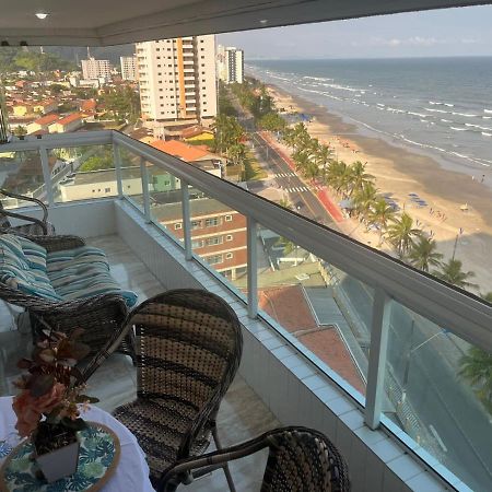 Mongagua Com Vista Para O Mar Pe Na Areia Exterior foto