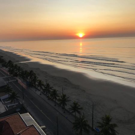 Mongagua Com Vista Para O Mar Pe Na Areia Exterior foto