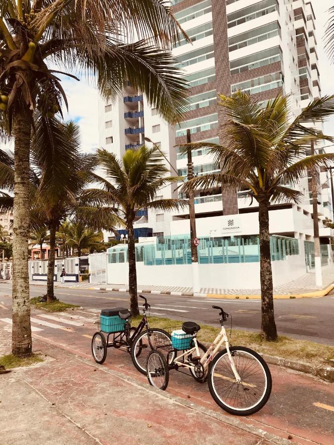 Mongagua Com Vista Para O Mar Pe Na Areia Exterior foto