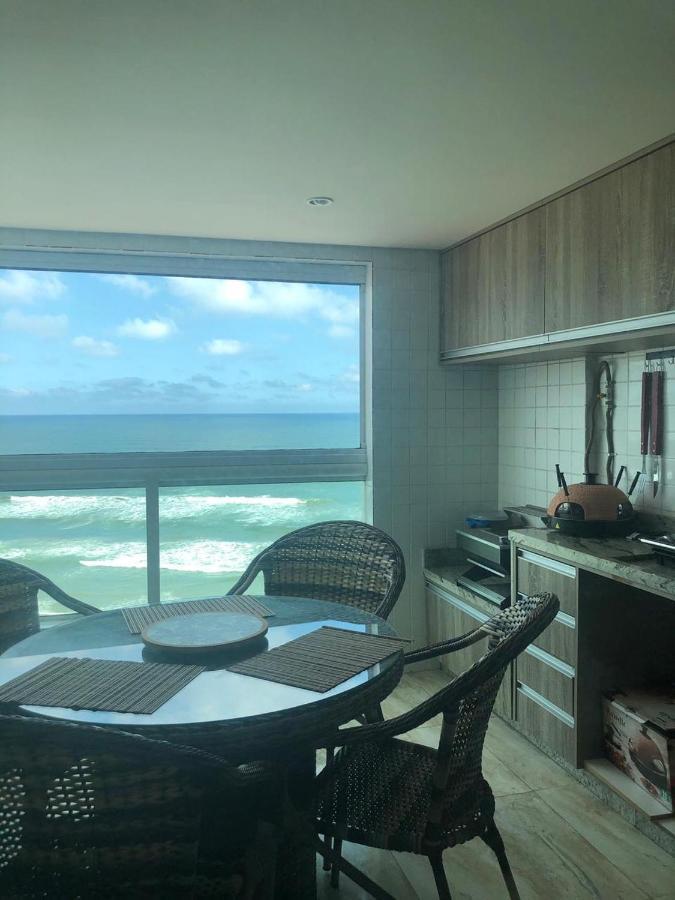 Mongagua Com Vista Para O Mar Pe Na Areia Exterior foto