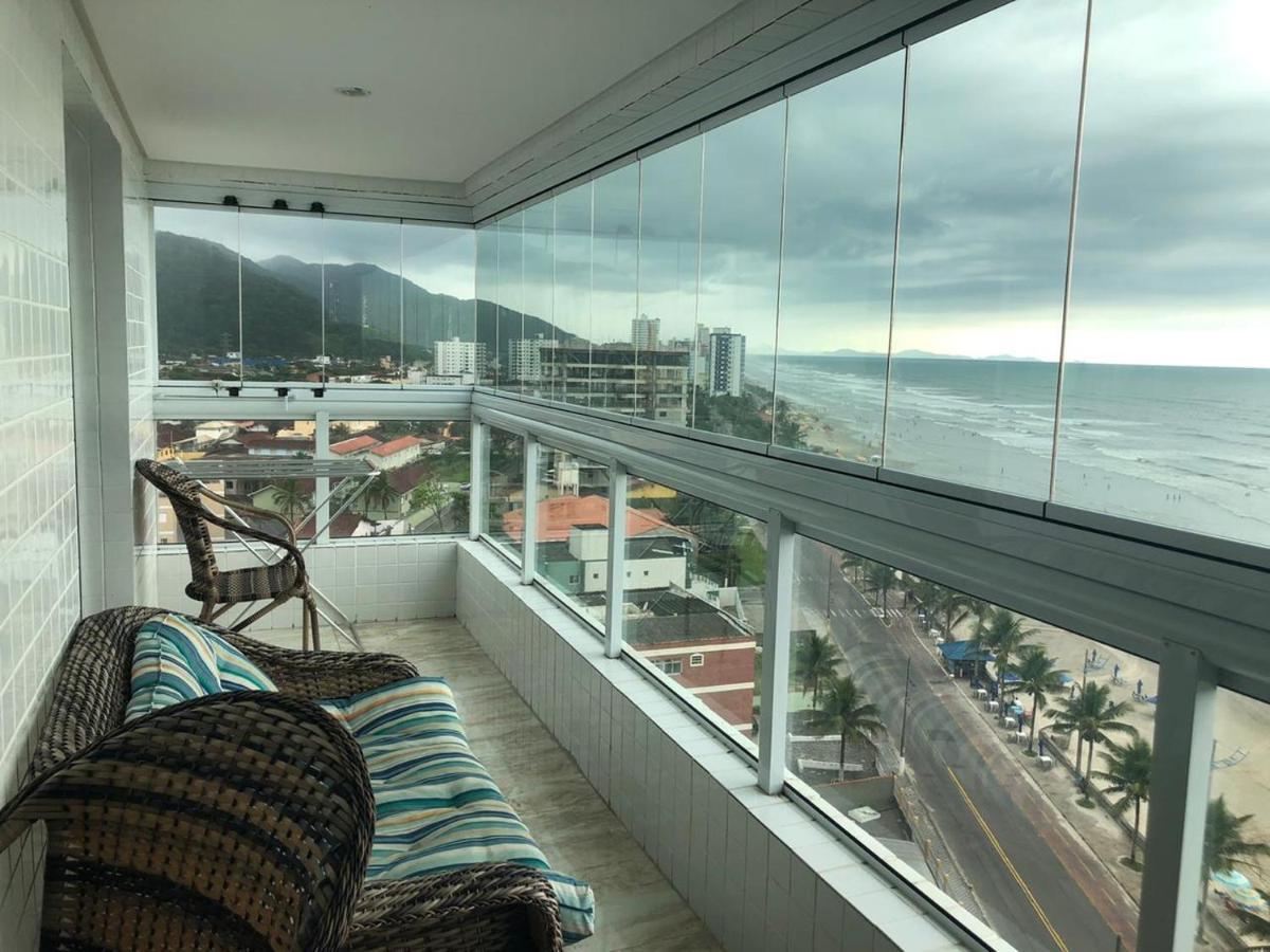 Mongagua Com Vista Para O Mar Pe Na Areia Exterior foto