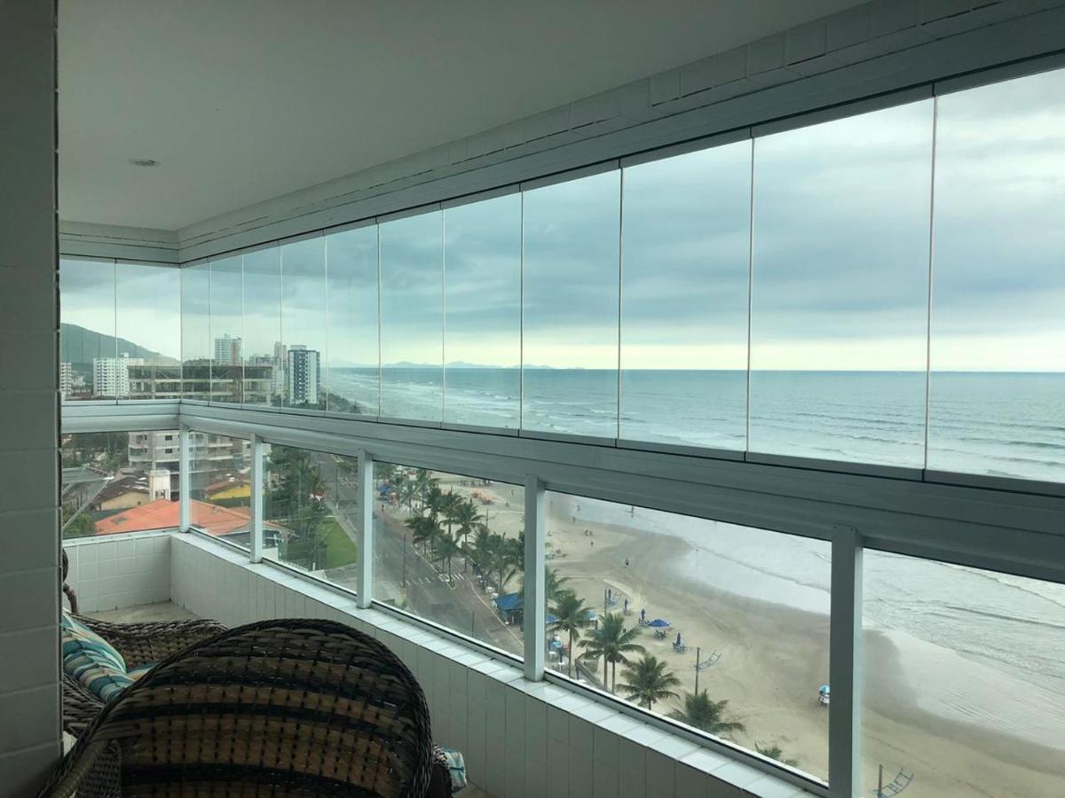 Mongagua Com Vista Para O Mar Pe Na Areia Exterior foto