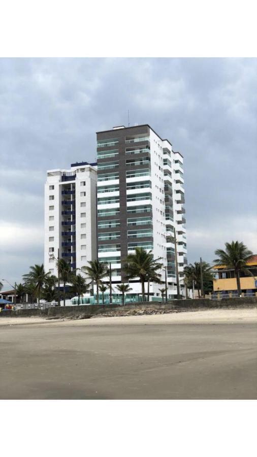 Mongagua Com Vista Para O Mar Pe Na Areia Exterior foto