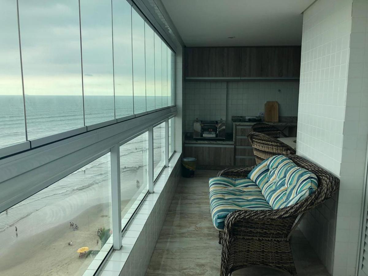 Mongagua Com Vista Para O Mar Pe Na Areia Exterior foto