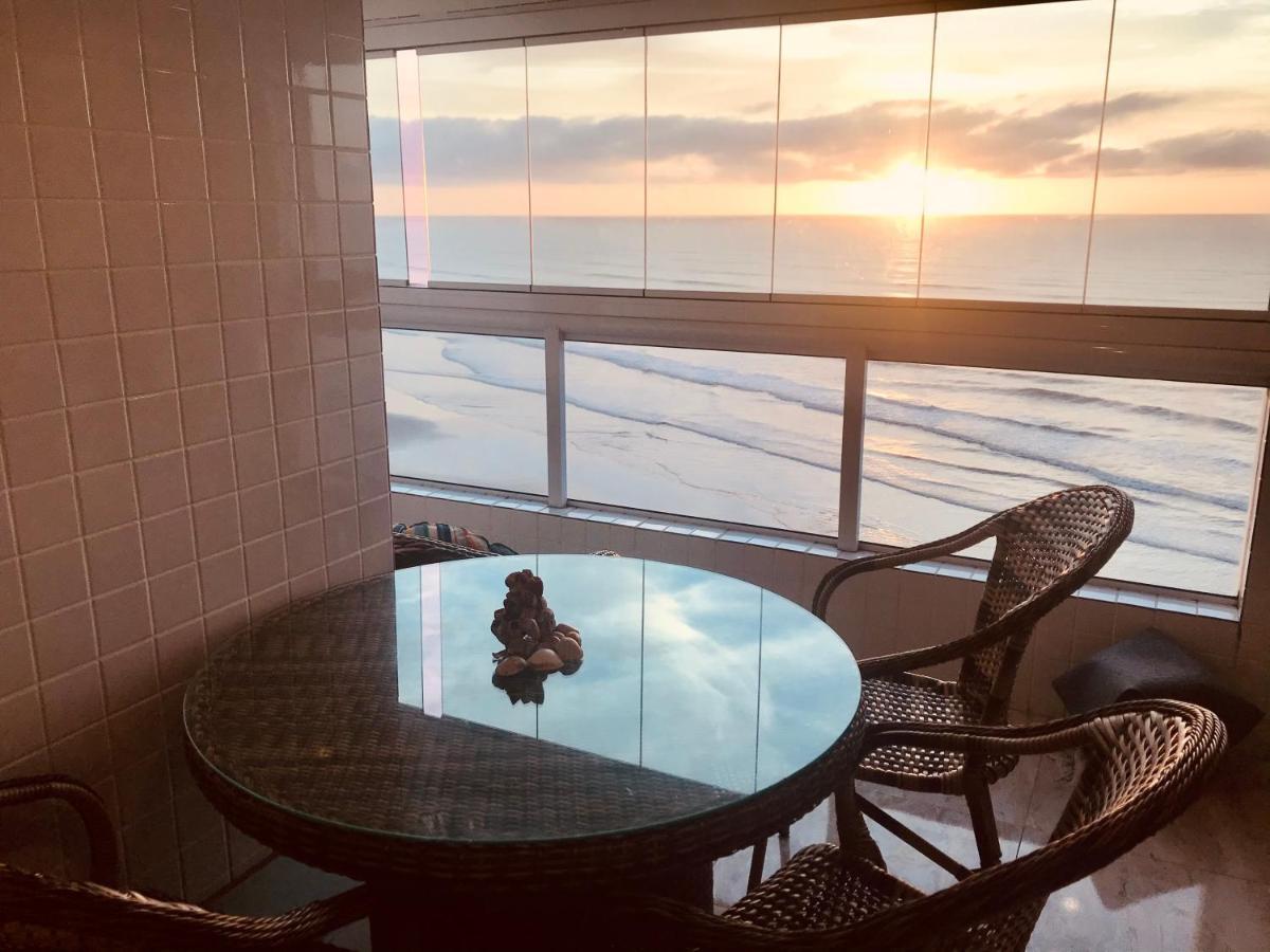 Mongagua Com Vista Para O Mar Pe Na Areia Exterior foto