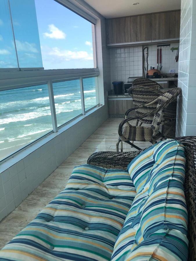 Mongagua Com Vista Para O Mar Pe Na Areia Exterior foto