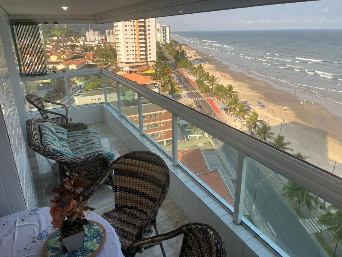 Mongagua Com Vista Para O Mar Pe Na Areia Exterior foto