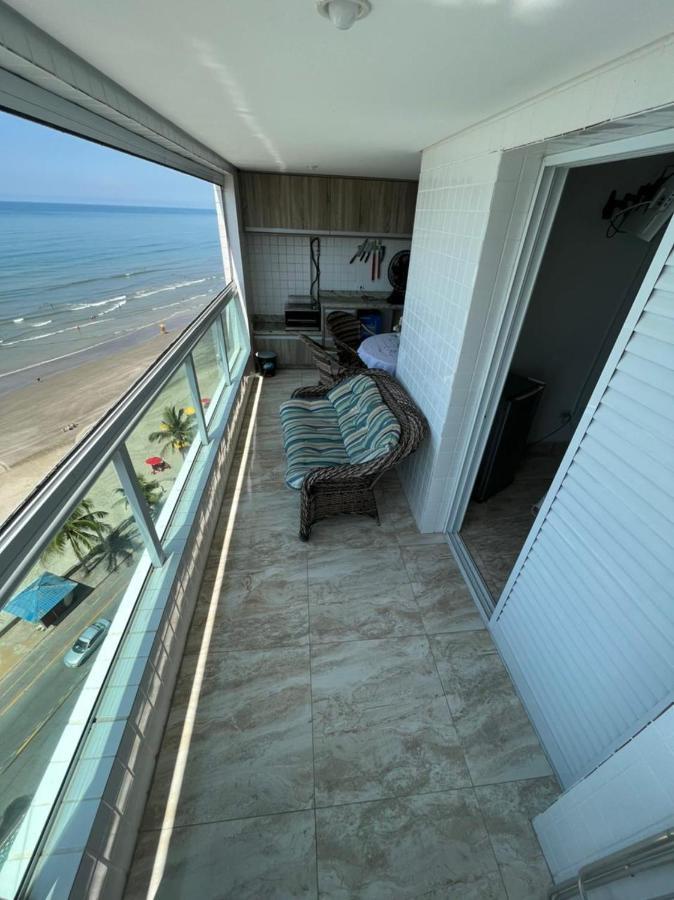 Mongagua Com Vista Para O Mar Pe Na Areia Exterior foto