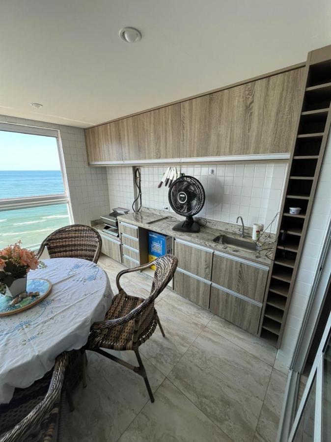Mongagua Com Vista Para O Mar Pe Na Areia Exterior foto