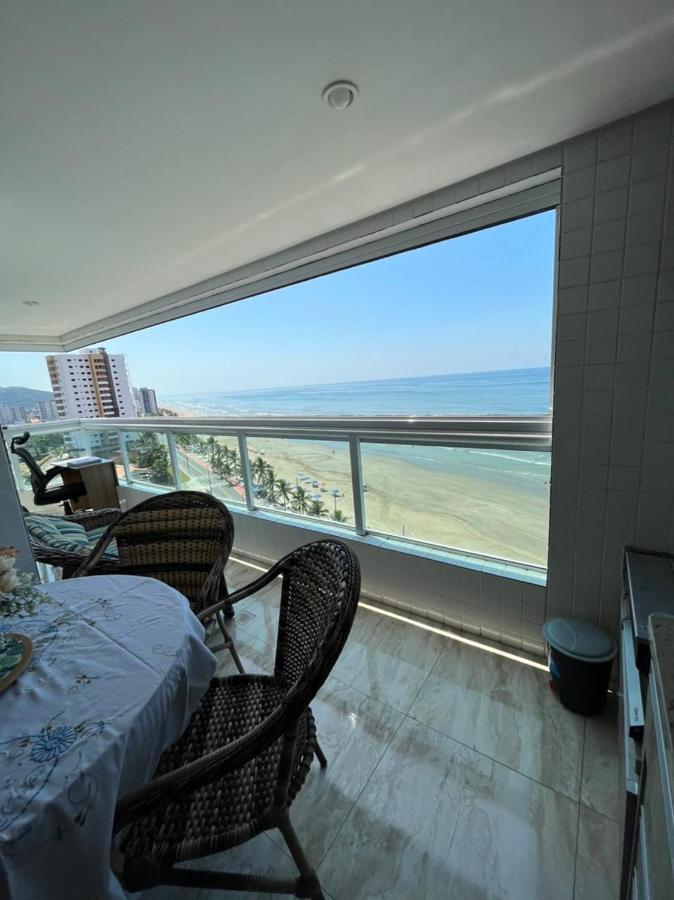 Mongagua Com Vista Para O Mar Pe Na Areia Exterior foto