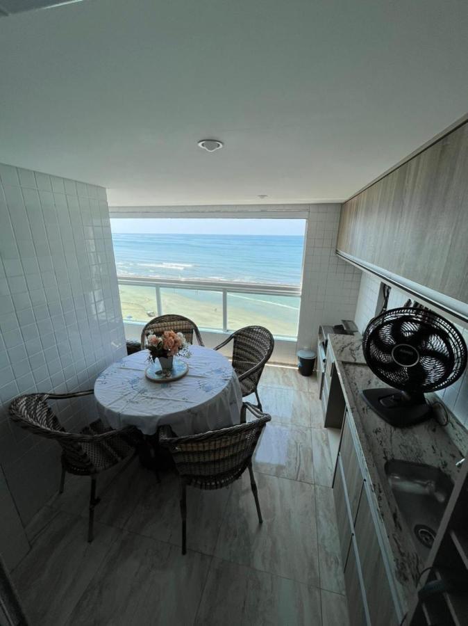 Mongagua Com Vista Para O Mar Pe Na Areia Exterior foto