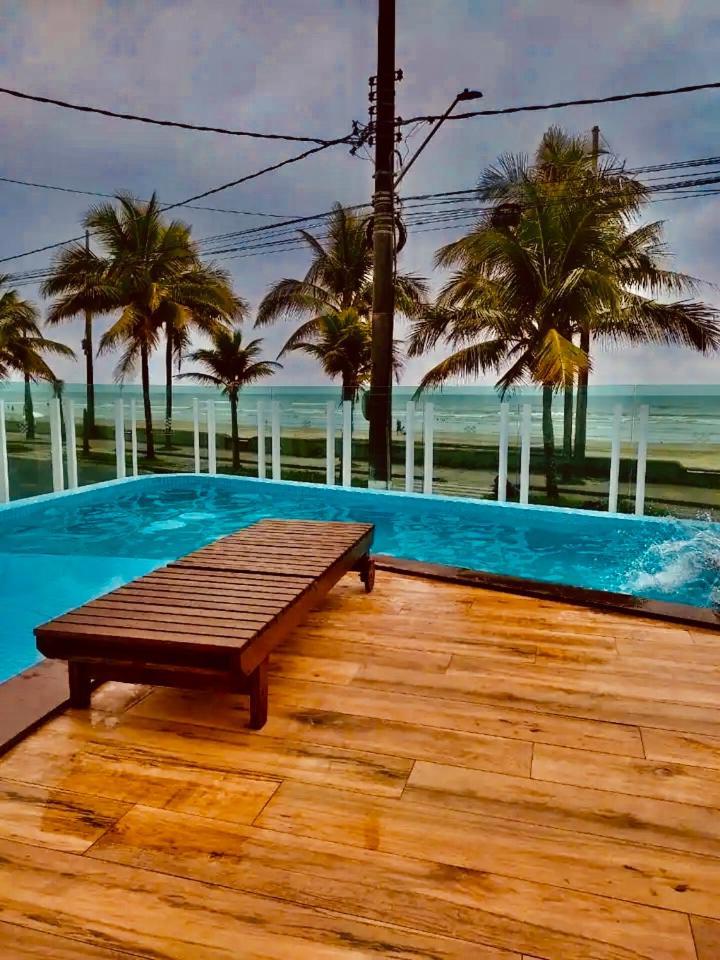 Mongagua Com Vista Para O Mar Pe Na Areia Exterior foto