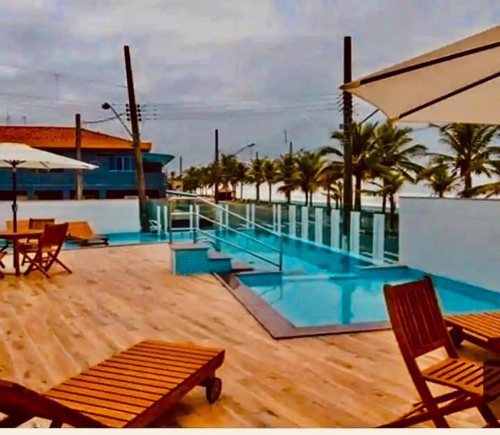 Mongagua Com Vista Para O Mar Pe Na Areia Exterior foto